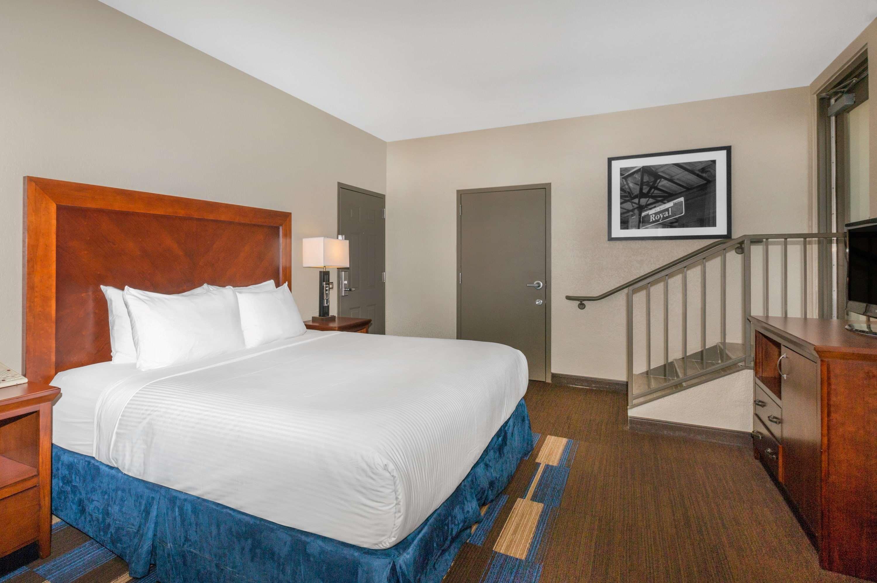 Отель Wyndham New Orleans French Quarter Экстерьер фото