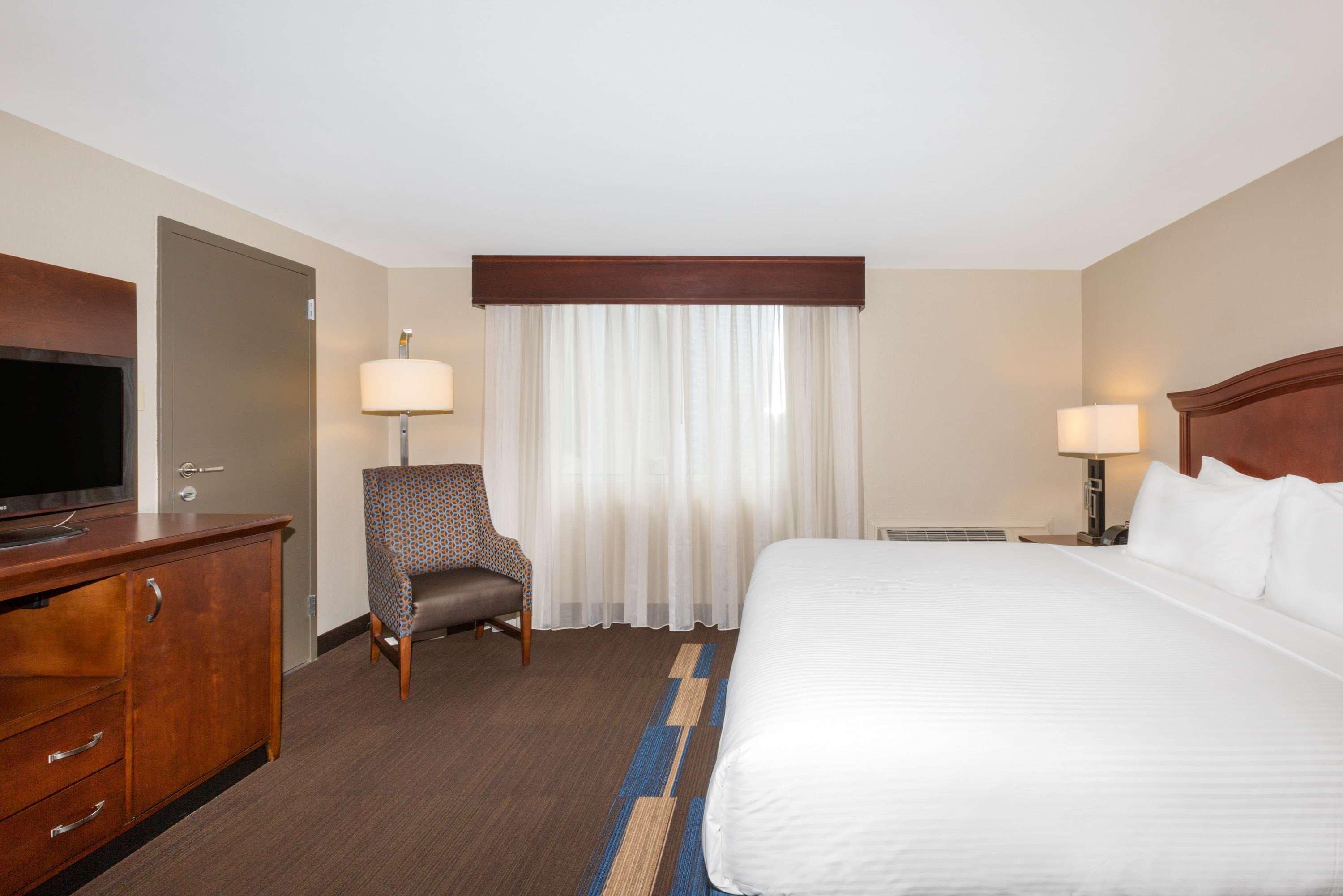 Отель Wyndham New Orleans French Quarter Экстерьер фото
