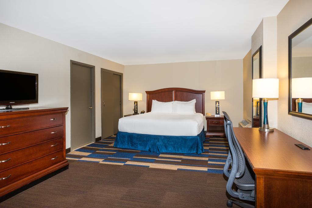 Отель Wyndham New Orleans French Quarter Экстерьер фото